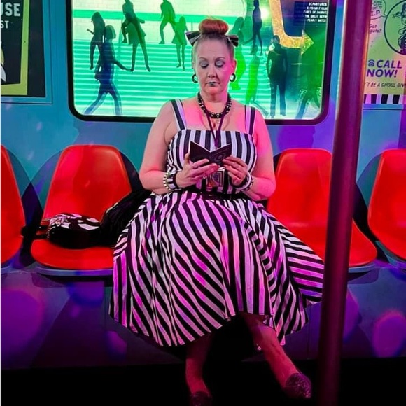 DREAM HOUSE SWING DRESS AND MATCHING HAIR BOW IN THICK BLACK AND WHITE STRIPES - Picture 3 of 3